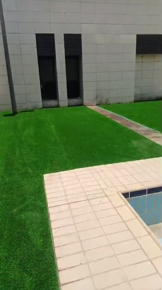 عشب صناعي بجانب المسبح